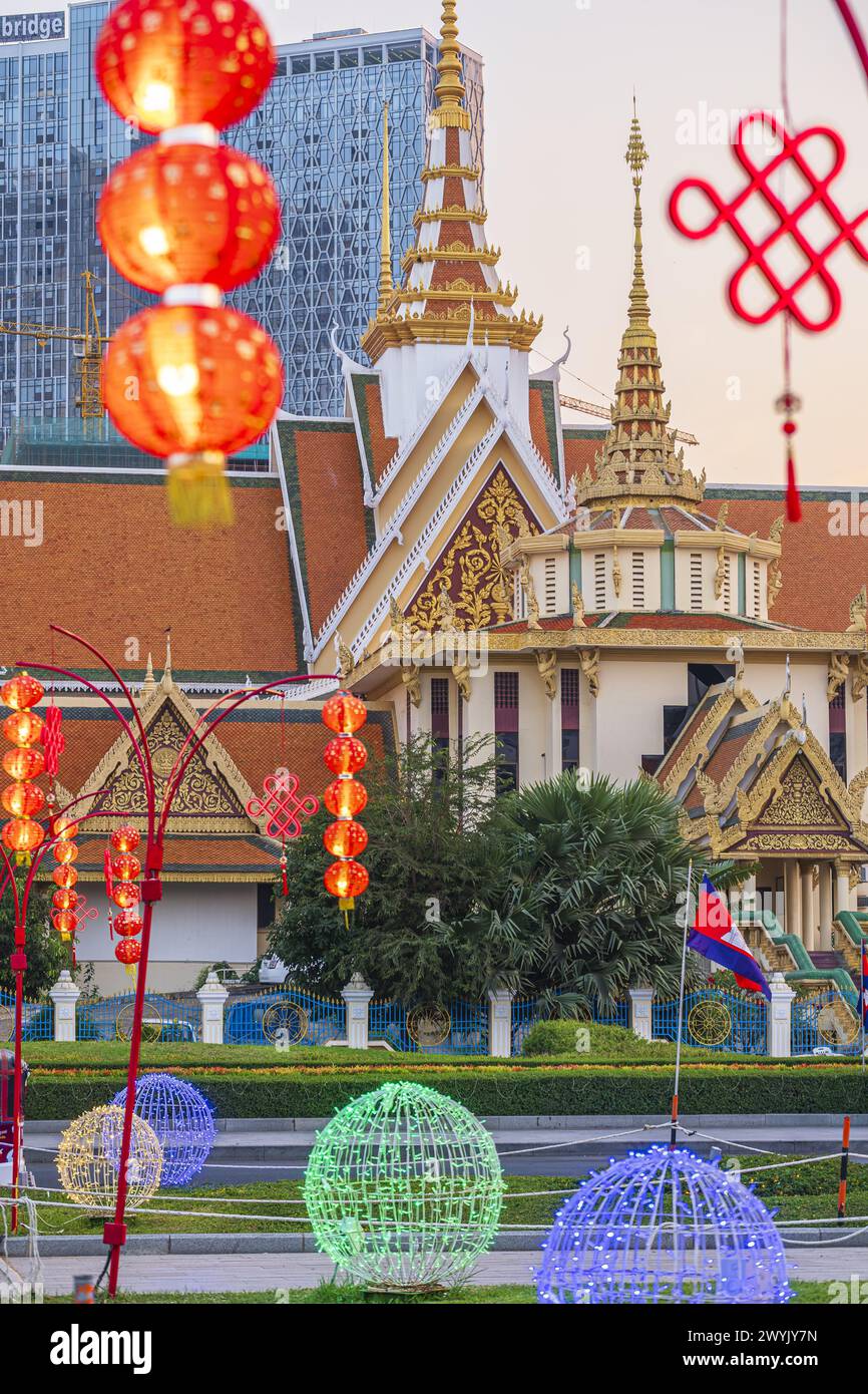 Kambodscha, Phnom Penh, Chamkar Mon Viertel, Dekoration für das chinesische Neujahr im Hun Sen Park am Preah Suramarit Boulevard, dem Buddhistischen Institut im Hintergrund Stockfoto
