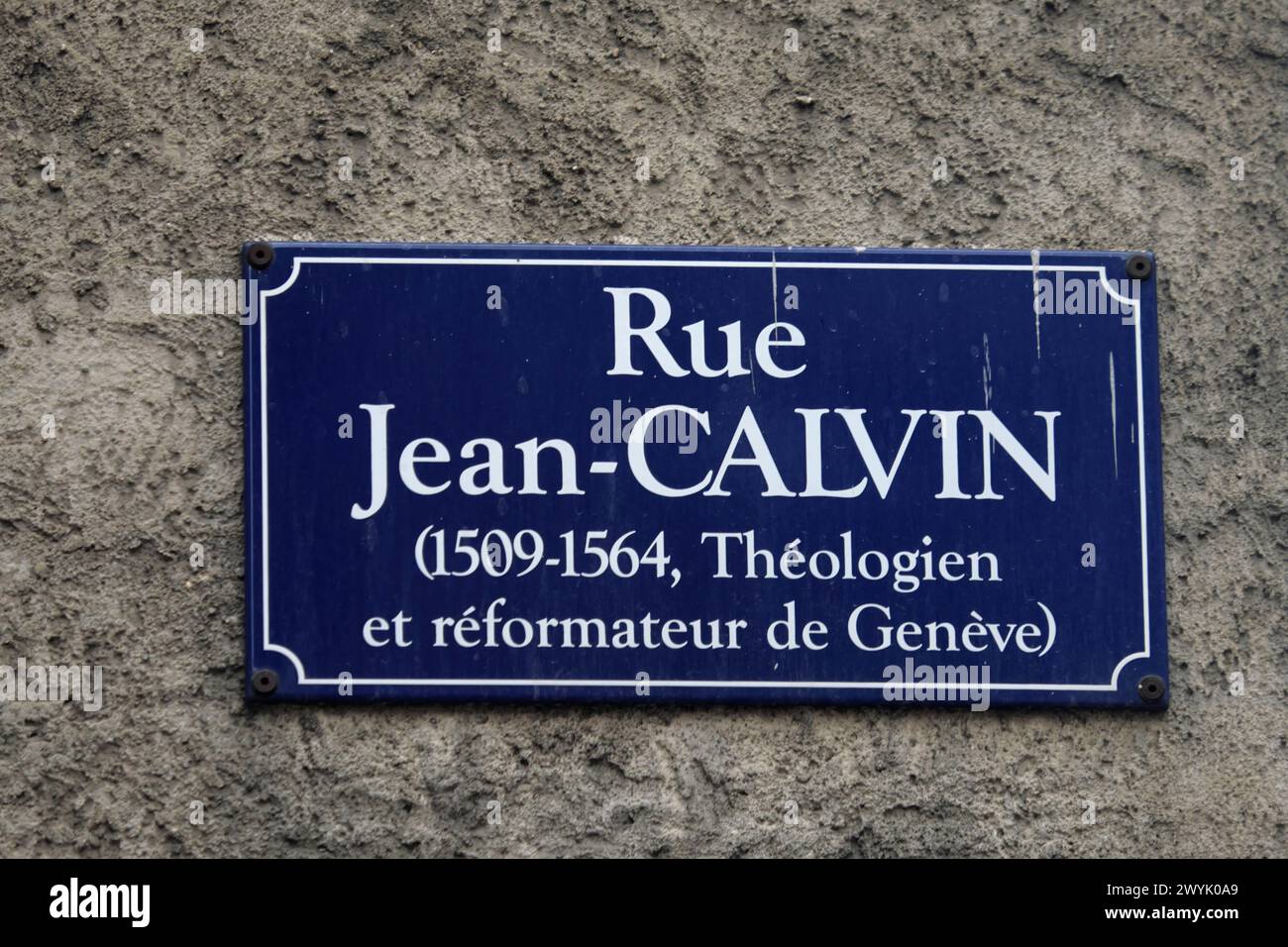 Schweiz, Kanton Genf, Genf, Rue Jean Calvin, emailliertes Straßenschild, John Calvin, Theologe und Reformator von Genf Stockfoto