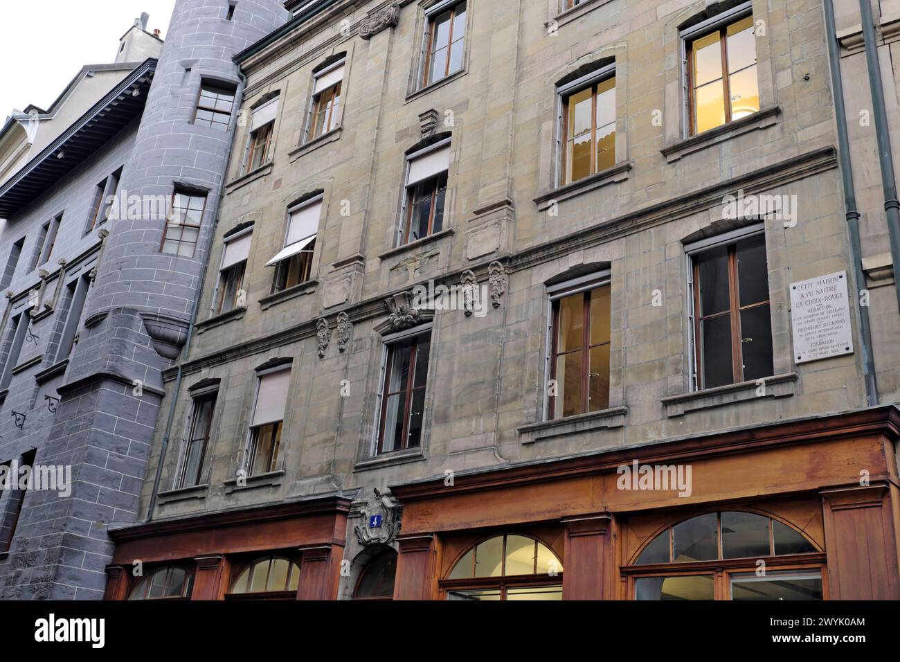 Schweiz, Kanton Genf, Genf, Rue du Puits Saint Pierre, Fassade, Plakette dieses Haus sah die Geburt des Roten Kreuzes 1864 Stockfoto