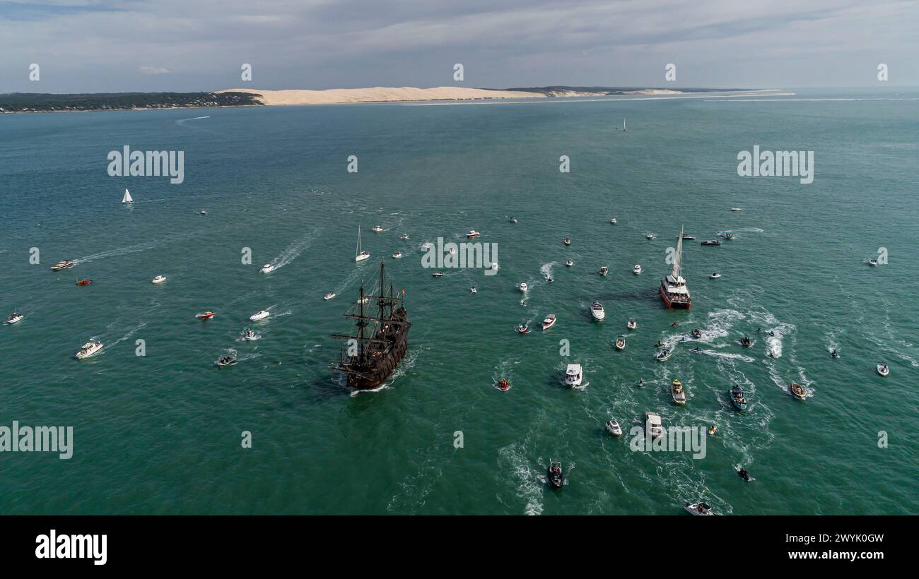 Frankreich, Gironde, Bassin d'Arcachon, Boat Show, April 2023, El Galeón oder Galeón Andalucía ist eine Nachbildung einer spanischen Galeone aus dem 16. Jahrhundert (aus der Luft) Stockfoto