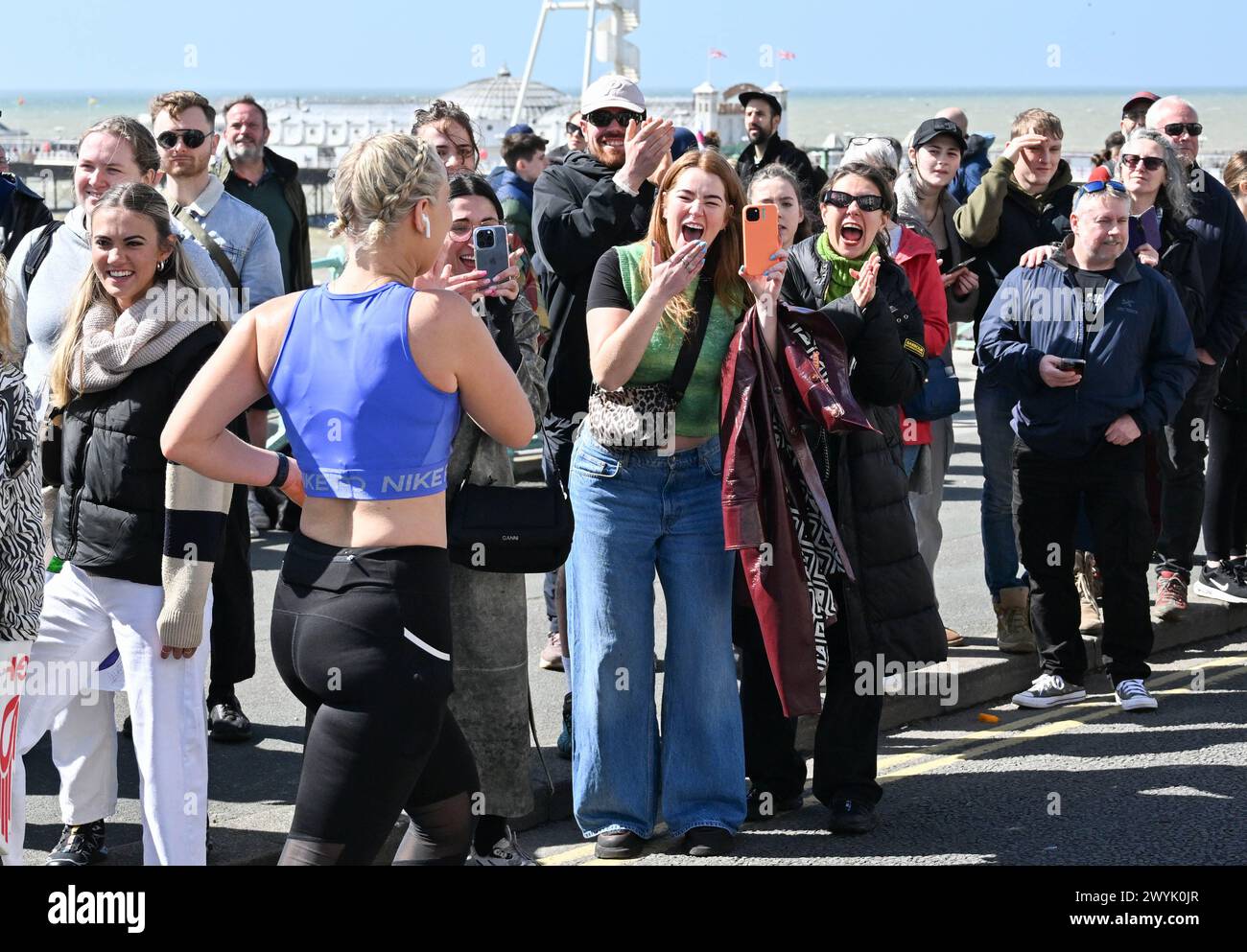 Brighton UK 7. April 2024 - Tausende von Läufern nehmen an einem sonnigen, aber windigen Tag am Brighton Marathon Teil : Credit Simon Dack / Alamy Live News Stockfoto
