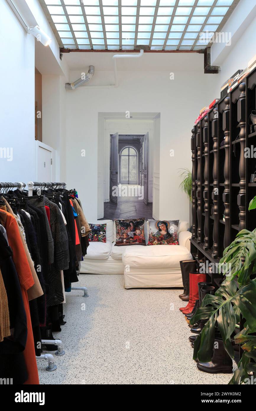 Belgien, Flandern, Antwerpen, Labels Inc., Laden von Gebrauchtbekleidung, die in perfektem Zustand für Männer und Frauen verkauft wird Stockfoto