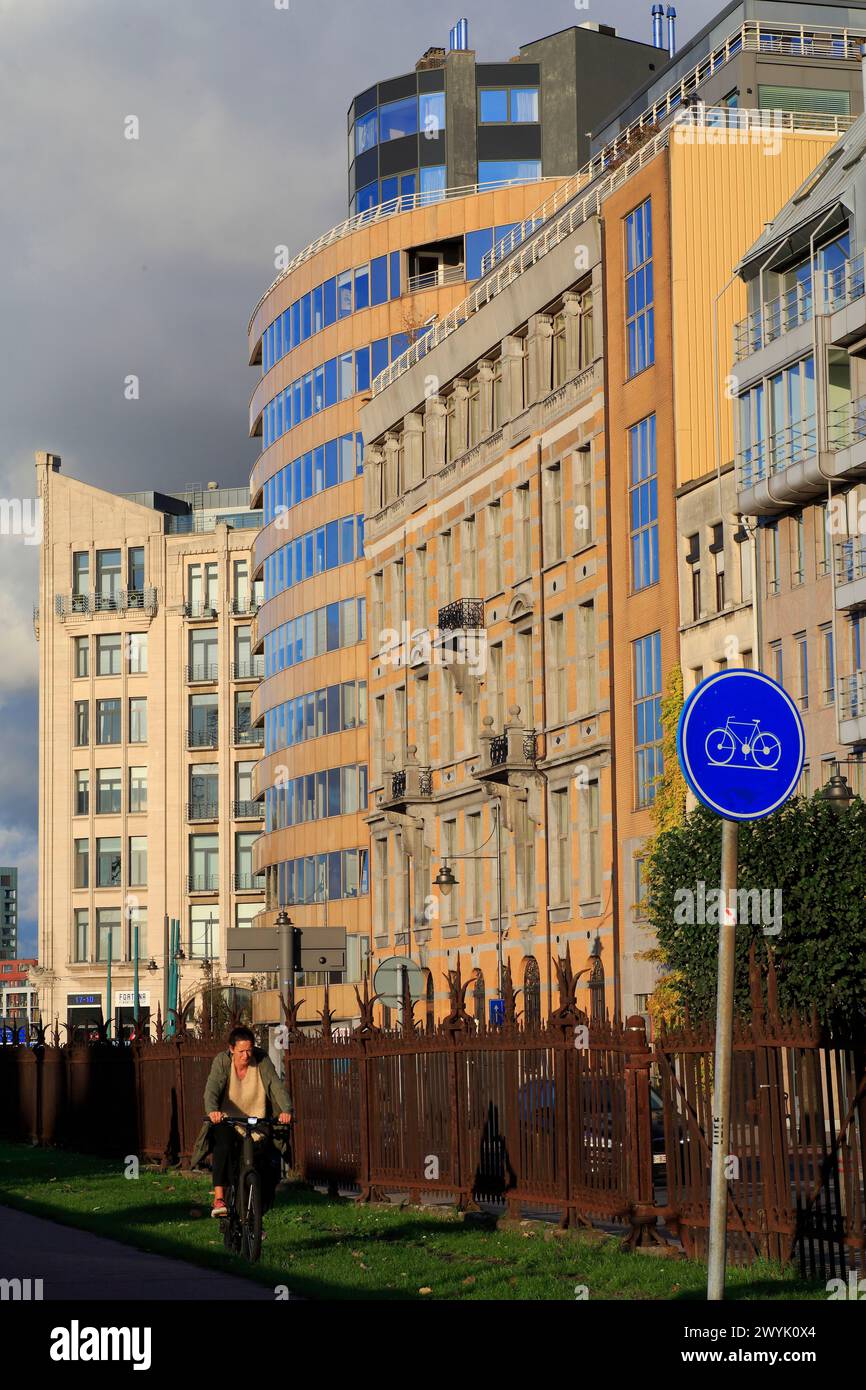 Belgien, Flandern, Antwerpen, Ufer der Schelde, Orteliuskaai, Gebäudegruppe mit Radweg Stockfoto