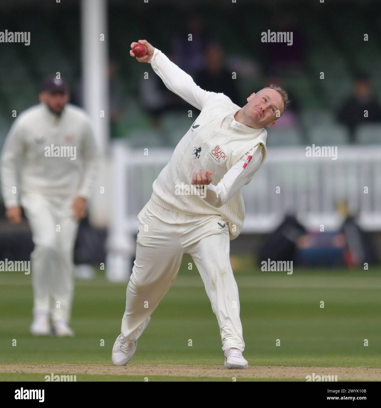 Canterbury, England. April 2024. Matthew Parkinson von Kent Bowls während des dritten Tages der Vitality County Championship Division eins zwischen Kent County Cricket Club und Somerset County Cricket Club auf dem Spitfire Ground in St Lawrence. Kyle Andrews/Alamy Live News. Stockfoto