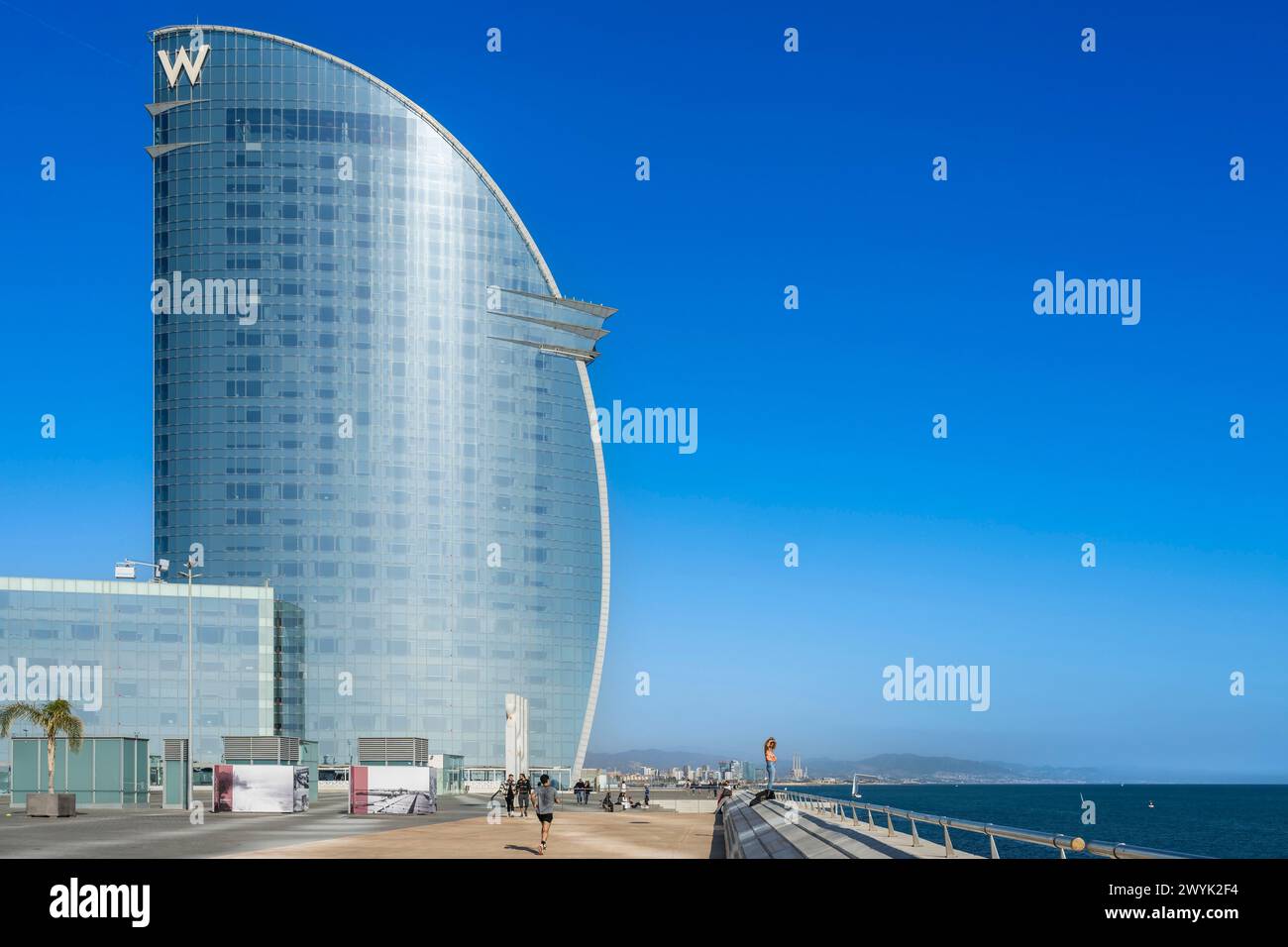Spanien, Katalonien, Barcelona, La Barceloneta, Port Vell, das Hotel W Barcelona vom Architekten Ricardo Bofill am Meer Stockfoto