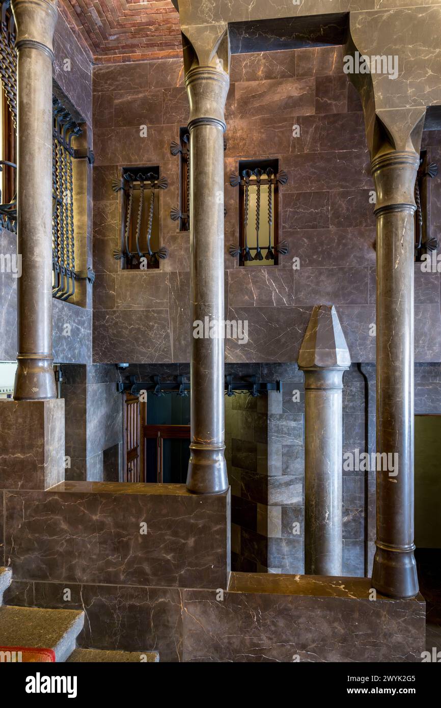 Spanien, Katalonien, Barcelona, der zwischen 1886 und 1891 vom katalanischen Architekten Antoni Gaudi erbaute Palast Güell (Palau Güell), ein UNESCO-Weltkulturerbe, Haupttreppe im Vorraum im Erdgeschoss Stockfoto