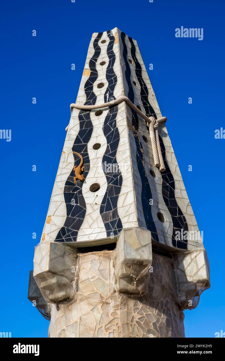Spanien, Katalonien, Barcelona, der zwischen 1886 und 1891 vom katalanischen Architekten Antoni Gaudi erbaute Palast Güell (Palau Güell), ein UNESCO-Weltkulturerbe, Schornsteine und Lüftungstürme auf der Dachterrasse Stockfoto