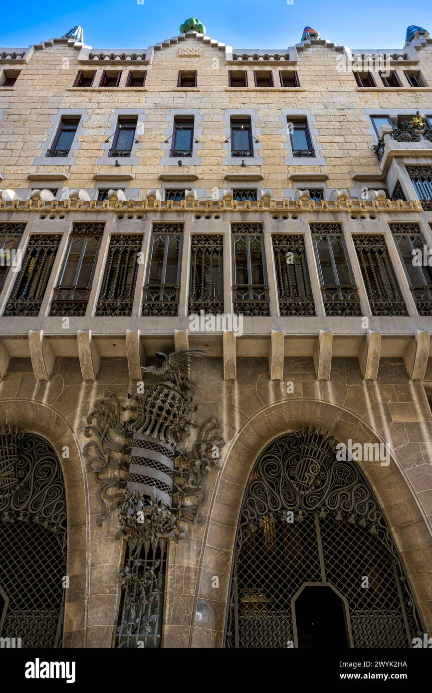 Spanien, Katalonien, Barcelona, Palau Güell, erbaut zwischen 1886 und 1891 vom katalanischen Architekten Antoni Gaudi, UNESCO-Weltkulturerbe. Das Wappen zwischen den Wagentüren erinnert an die katalanische Flagge und den phönix, der darüber hinausragt, symbolisiert die Wiedergeburt der katalanischen Literatur Stockfoto