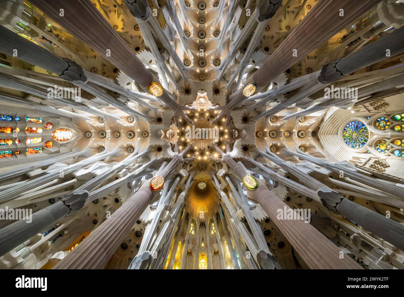 Spanien, Katalonien, Barcelona, Viertel Eixample, Basilika Sagrada Familia des katalanischen modernistischen Architekten Antoni Gaudi, gelistet zum UNESCO-Weltkulturerbe, Panoramablick auf den Querkreuz, der das himmlische Jerusalem symbolisiert, die Apsis befindet sich unten, der Osten rechts, der Westen links Stockfoto