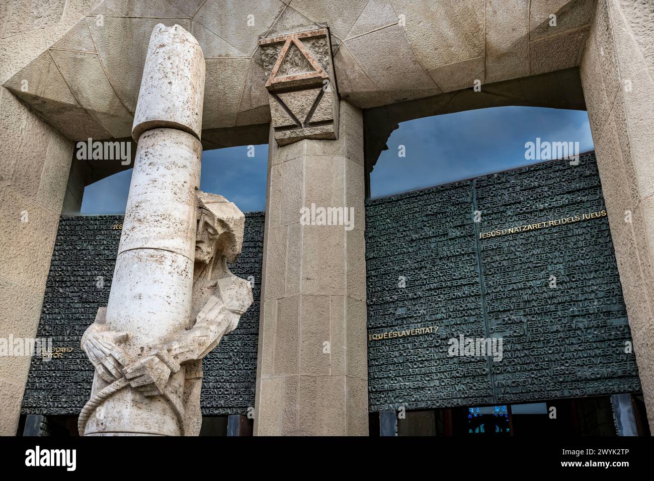Spanien, Katalonien, Barcelona, Eixample Viertel, Sagrada Familia Basilika des katalanischen modernistischen Architekten Antoni Gaudi, gelistet als UNESCO-Weltkulturerbe, die Passionsfassade, deren Skulpturen von Josep Maria Subirachs gemacht wurden, die Flagellierung Stockfoto