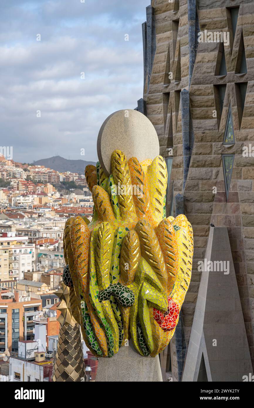 Spanien, Katalonien, Barcelona, Eixample Viertel, Sagrada Familia Basilika des katalanischen modernistischen Architekten Antoni Gaudi, die zum UNESCO-Weltkulturerbe gehört, Gipfel mit Mosaiken in Form von Früchten Stockfoto