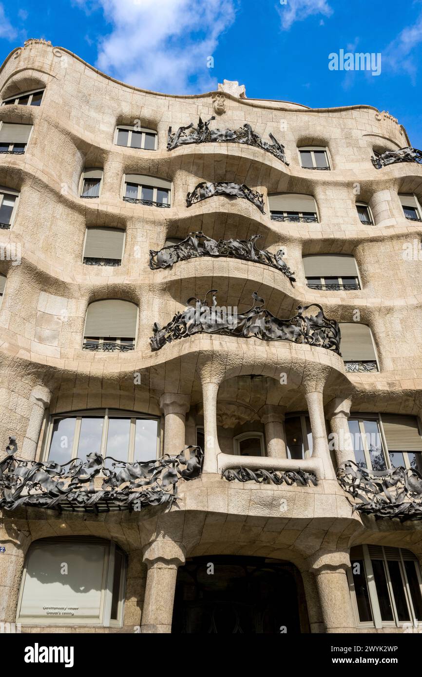 Spanien, Katalonien, Barcelona, Eixample District, Passeig de Gracia, Pedrera oder Casa Mila (1905-1910) des katalanischen modernistischen Architekten Antoni Gaudi, UNESCO-Weltkulturerbe Stockfoto