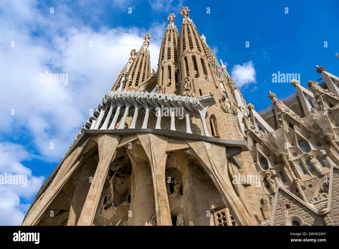 Spanien, Katalonien, Barcelona, Eixample Viertel, Sagrada Familia Basilika des katalanischen modernistischen Architekten Antoni Gaudi, gelistet als UNESCO-Weltkulturerbe, die Passionsfassade, deren Skulpturen von Josep Maria Subirachs hergestellt wurden Stockfoto