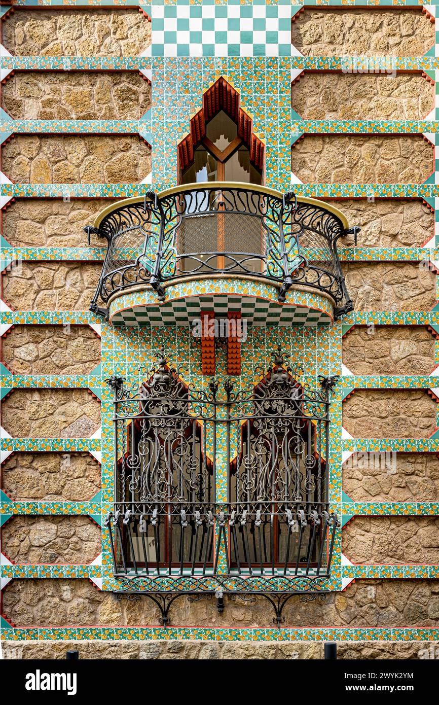 Spanien, Katalonien, Barcelona, Casa Vicens (1883 - 1885) des katalanischen modernistischen Architekten Antoni Gaudi, UNESCO-Weltkulturerbe, Fenster mit schmiedeeisernem Grill und oberer Balkon Stockfoto