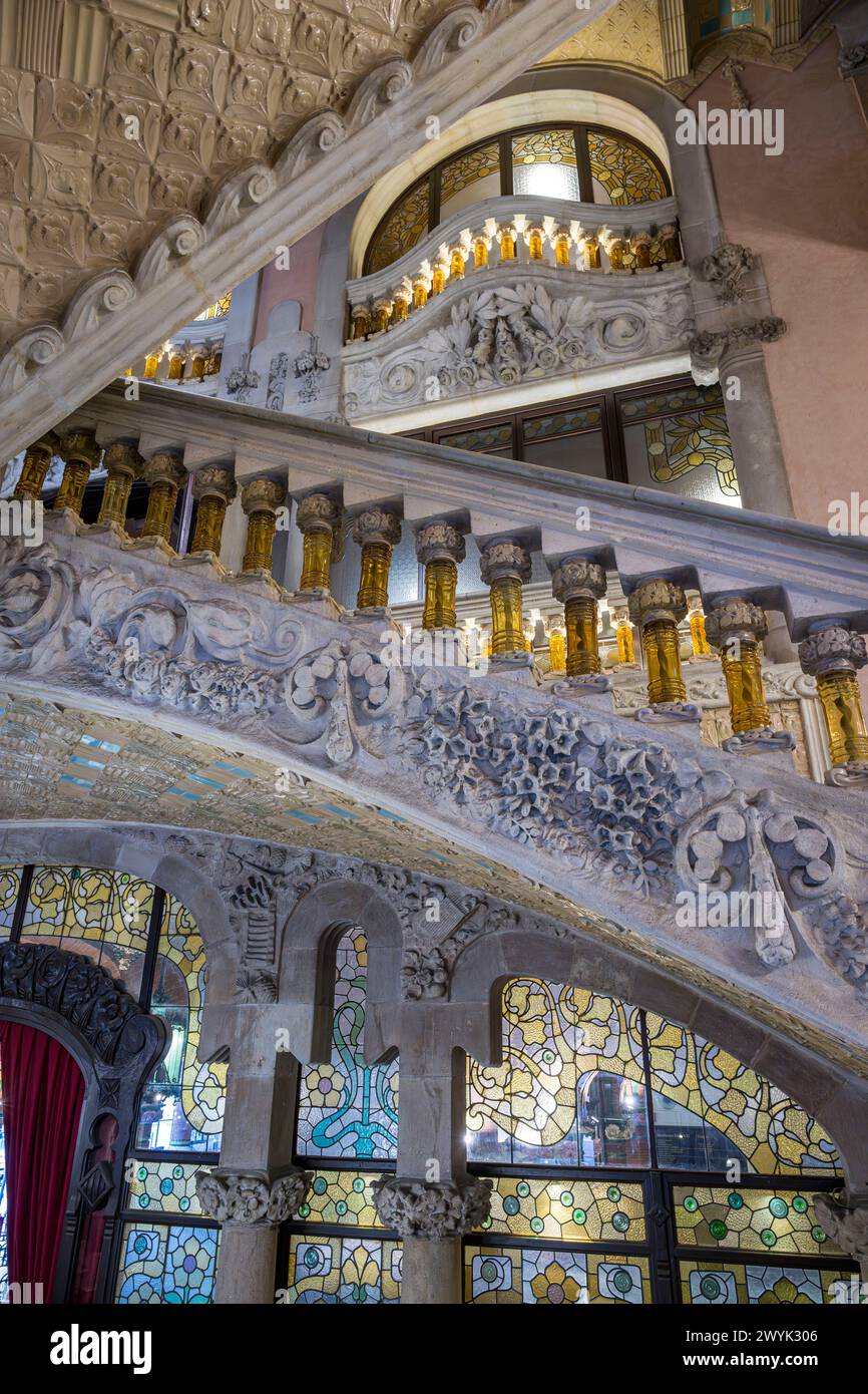 Spanien, Katalonien, Barcelona, Palau de la Musica Catalana (Katalanischer Musikpalast), Konzertsaal, entworfen vom Architekten der katalanischen Moderne Lluis Domènech i Montaner, UNESCO-Weltkulturerbe, Vorraum, Treppengeländer aus fein bearbeitetem Stein und unterstützt von Balustern aus transparentem gelbem Glas Stockfoto