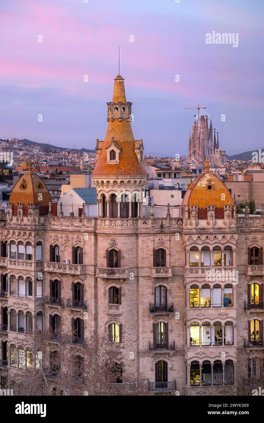 Spanien, Katalonien, Barcelona, Eixample District, Passeig de Gracia, Casa Rocamora (1917) erbaut von den Architekten der katalanischen Moderne Joaquim und Bonaventura Bassegoda i Amigo, die Sagrada Familia im Hintergrund Stockfoto