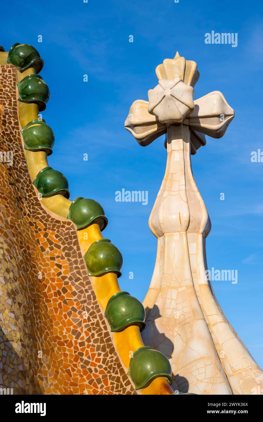 Spanien, Katalonien, Barcelona, Eixample District, Passeig de Gracia, Casa Batllo des katalanischen modernistischen Architekten Antoni Gaudi, UNESCO-Weltkulturerbe, Dach, das auf den Rücken des Drachen und den Turm verweist, gekrönt von einem Keramikturm mit einem typischen Gaudi-Kreuz Stockfoto
