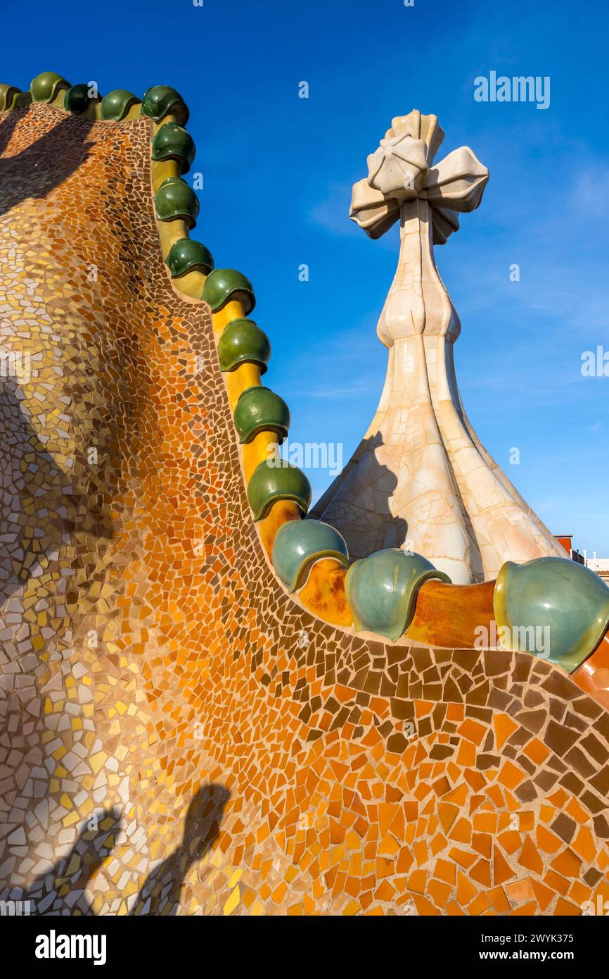 Spanien, Katalonien, Barcelona, Eixample District, Passeig de Gracia, Casa Batllo des katalanischen modernistischen Architekten Antoni Gaudi, UNESCO-Weltkulturerbe, Dach, das auf den Rücken des Drachen und den Turm verweist, gekrönt von einem Keramikturm mit einem typischen Gaudi-Kreuz Stockfoto