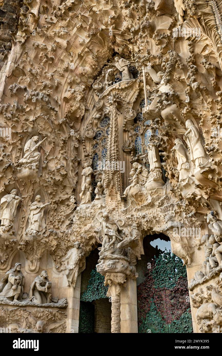 Spanien, Katalonien, Barcelona, Viertel Eixample, Basilika Sagrada Familia des katalanischen modernistischen Architekten Antoni Gaudi, gelistet als UNESCO-Weltkulturerbe, Fassade der Geburt, das Charity Gate, die Mutter Gottes und der heilige Joseph mit Jesus gerade geboren Stockfoto
