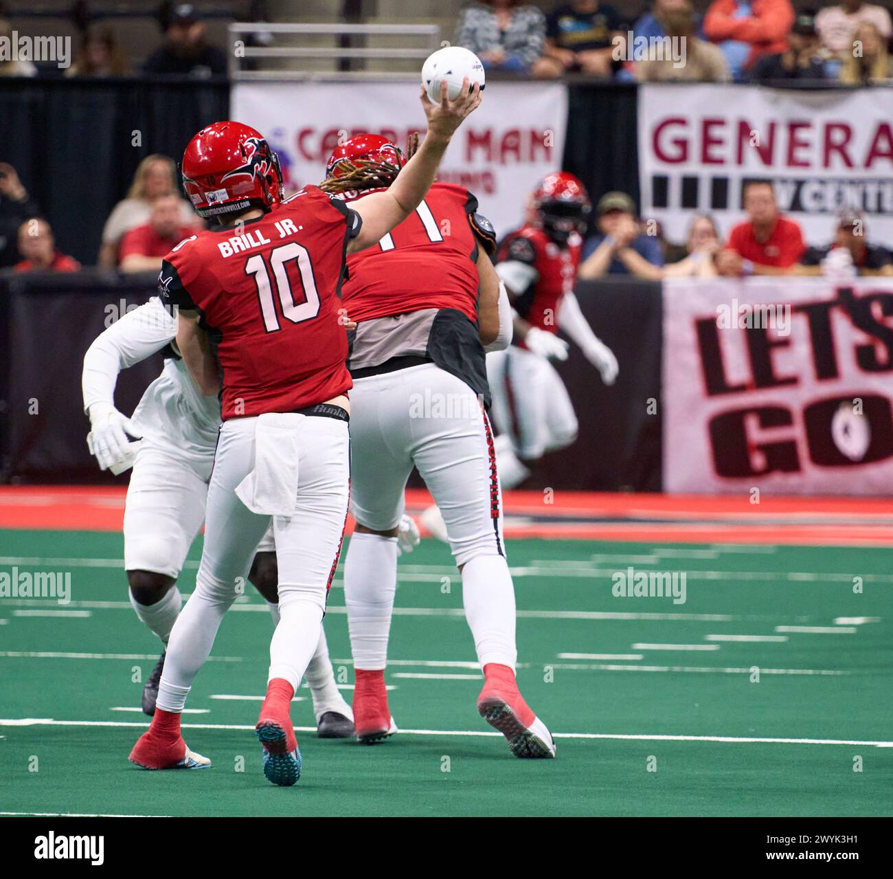 QB Eddie Brill Jr. (#10) versucht einen tiefen Durchgang aus der Tasche. Foto: Tim Davis/Alamy Live News Stockfoto