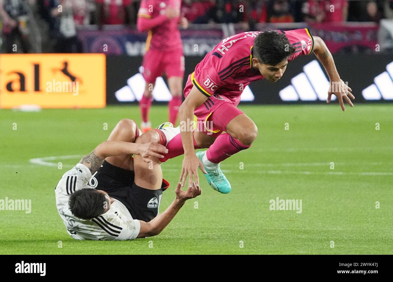 St. Louis, Usa. April 2024. FC Dallas Peter Muse (L) fährt die St. Louis SC Anthony Markanich in der ersten Halbzeit in Cityfield in St. Louis am Samstag, 6. April 2024. Foto: Bill Greenblatt/UPI Credit: UPI/Alamy Live News Stockfoto