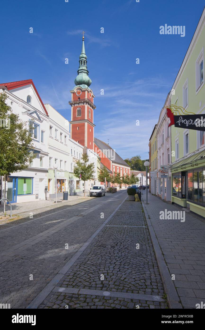 Österreich, Oberösterreich, Ried im Innkreis - 01. Oktober 2023: Blick in der Schwanthalergasse auf die Pfarrkirche St. Peter und St. Paul. Stockfoto