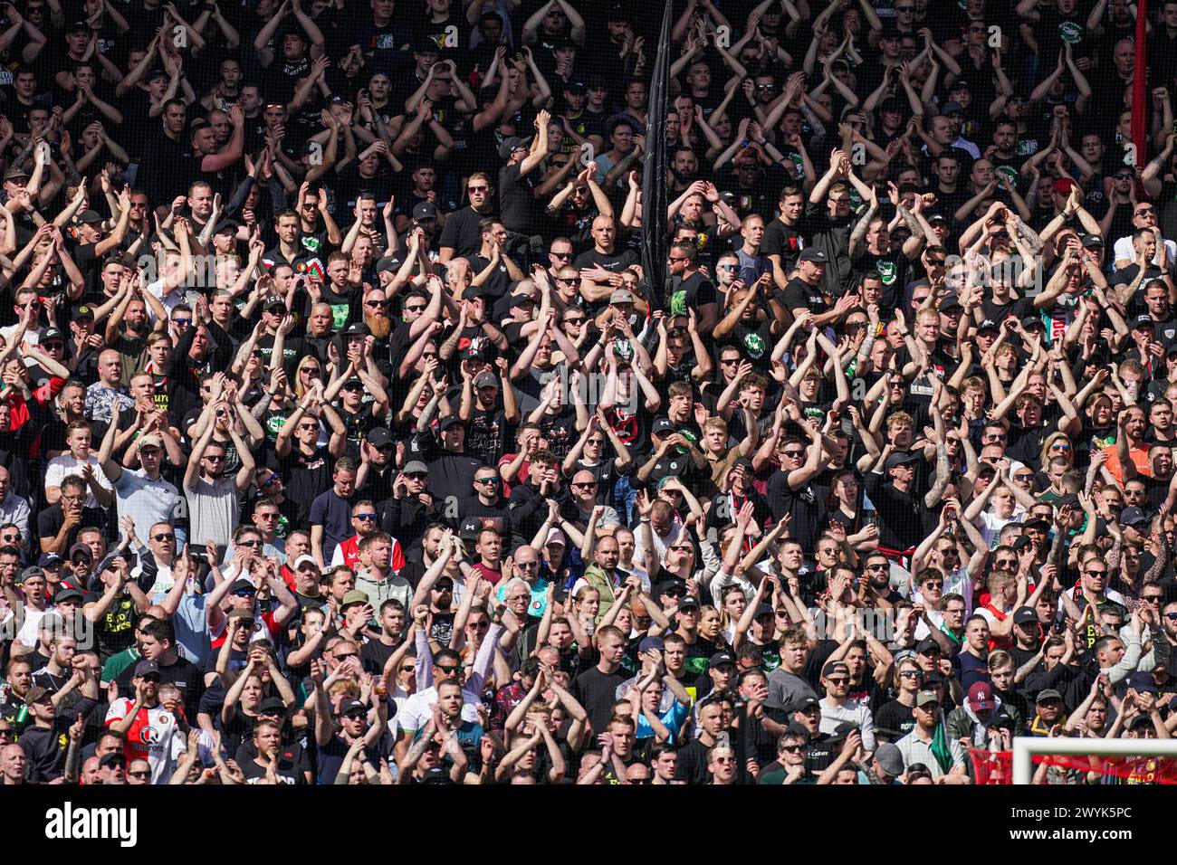 Rotterdam, Niederlande. April 2024. ROTTERDAM, NIEDERLANDE - 7. APRIL: Feyenoord-Fans während des niederländischen Eredivisie-Spiels zwischen Feyenoord und Ajax im Stadion Feijenoord am 7. April 2024 in Rotterdam, Niederlande. (Foto von Joris Verwijst/Orange Pictures) Credit: Orange Pics BV/Alamy Live News Stockfoto