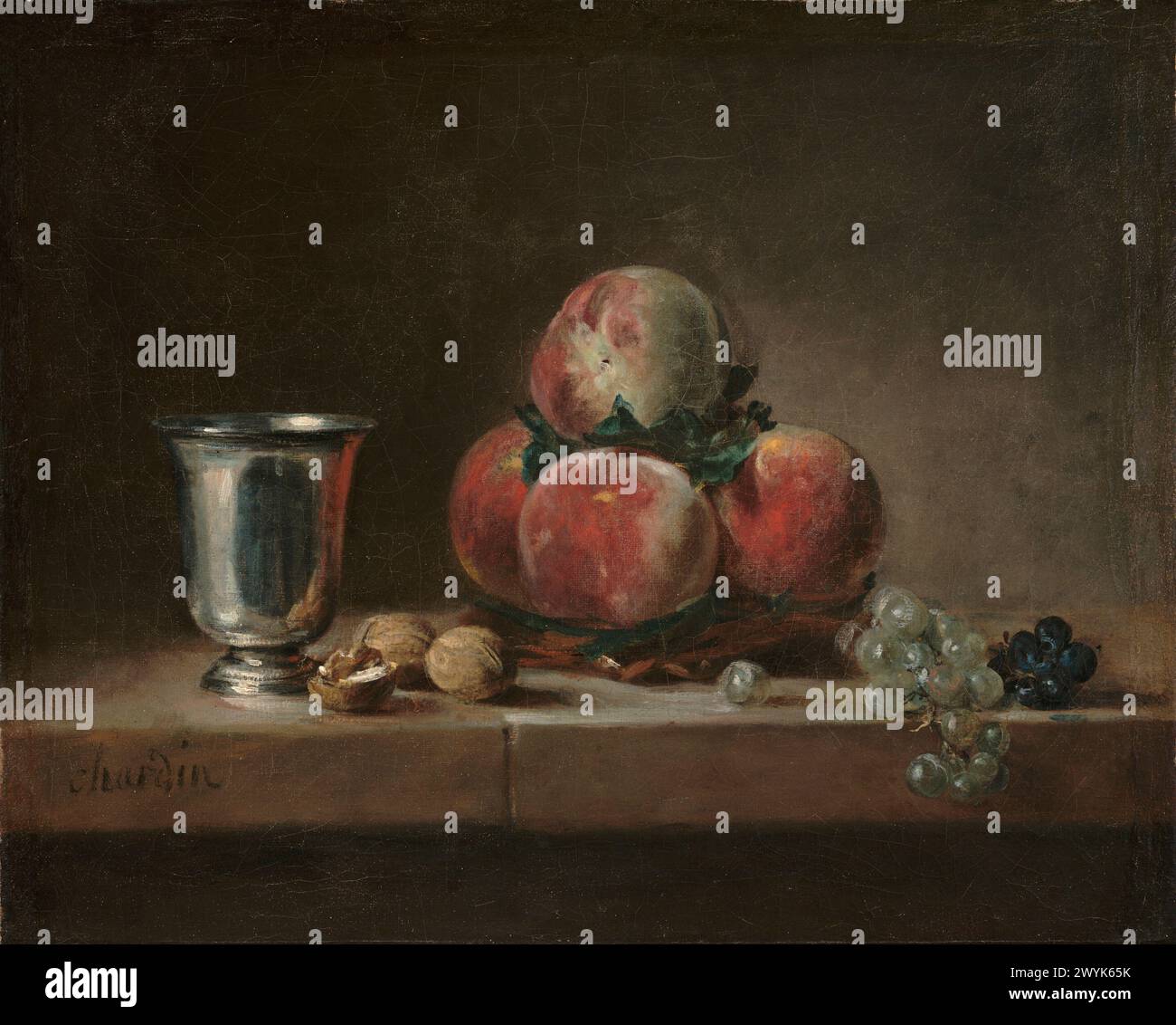 Stillleben mit Pfirsichen, einem Silberkelch, Trauben und Walnüssen. Jean Siméon Chardin. Ca. 1759–1760. Stockfoto