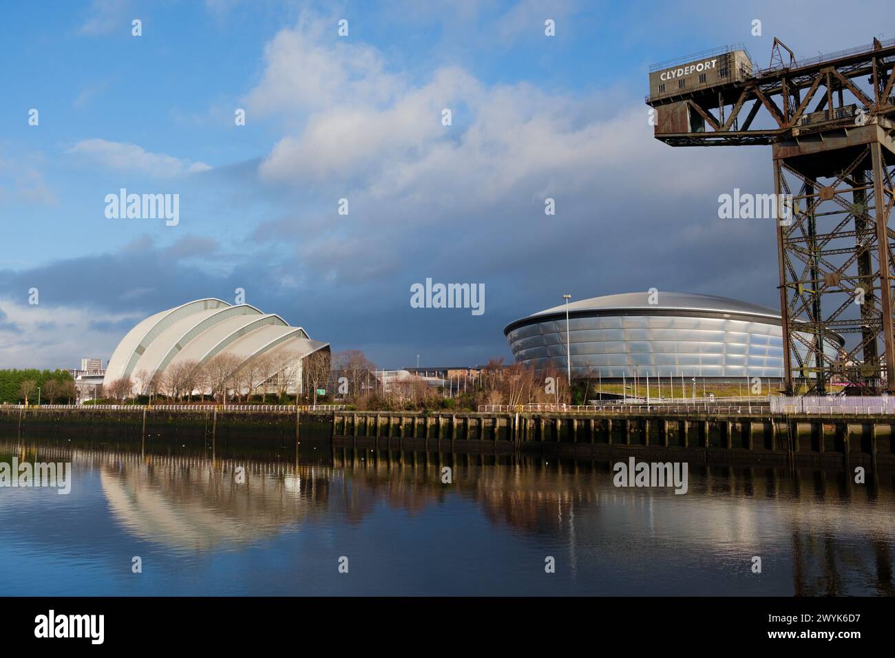 Glasgow Schottland: 13. Februar 2024: OVO Hydro Armadillo und Finnieston Crane an einem sonnigen, goldenen Vormittag. Ufer des Flusses Clyde Stockfoto