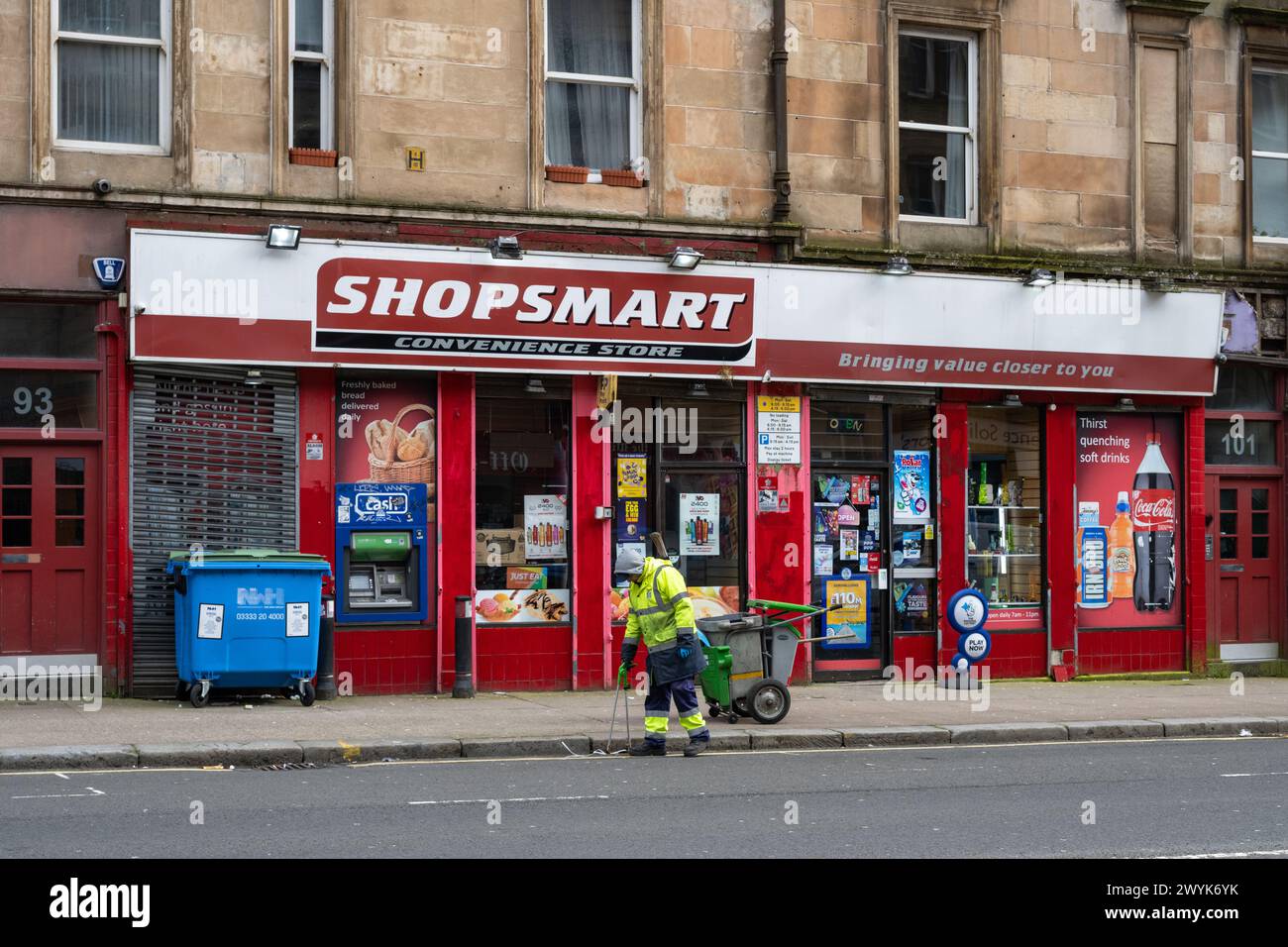 Straßenreiniger des Glasgow council vor dem Shopsmart Convenience Store, Saltmarket, Glasgow, Schottland, Großbritannien Stockfoto