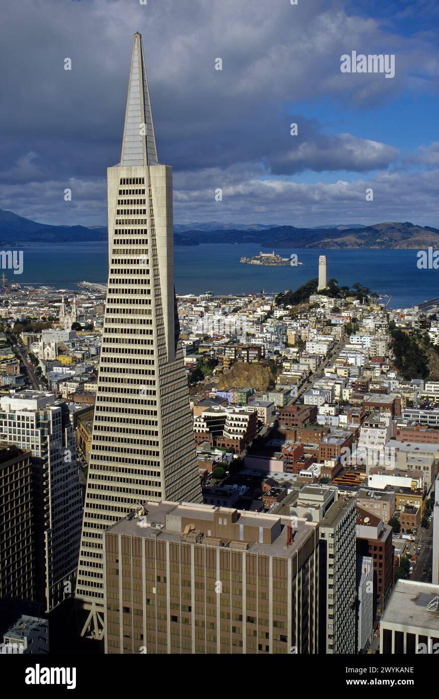 San Francisco, Kalifornien - Transamerica Building, Coit Tower auf Telegraph Hill, Alcatraz Prison in San Francisco Bay. Die Heiligen Peter und Paul Kirche i. Stockfoto