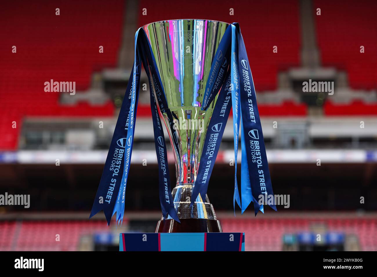 Wembley Stadium, London, Großbritannien. April 2024. Bristol Street Motors Trophy Football Final, Peterborough United gegen Wycombe Wanderers; die EFL Trophy, gesponsert von Bristol Street Motors, wird im Wembley Stadium ausgestellt Credit: Action Plus Sports/Alamy Live News Stockfoto