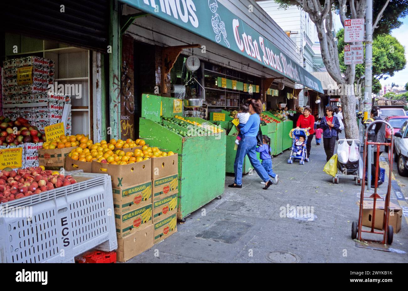 San Francisco, Kalifornien - Casa Lucas Markt, 24th Street, Mission District. Stockfoto