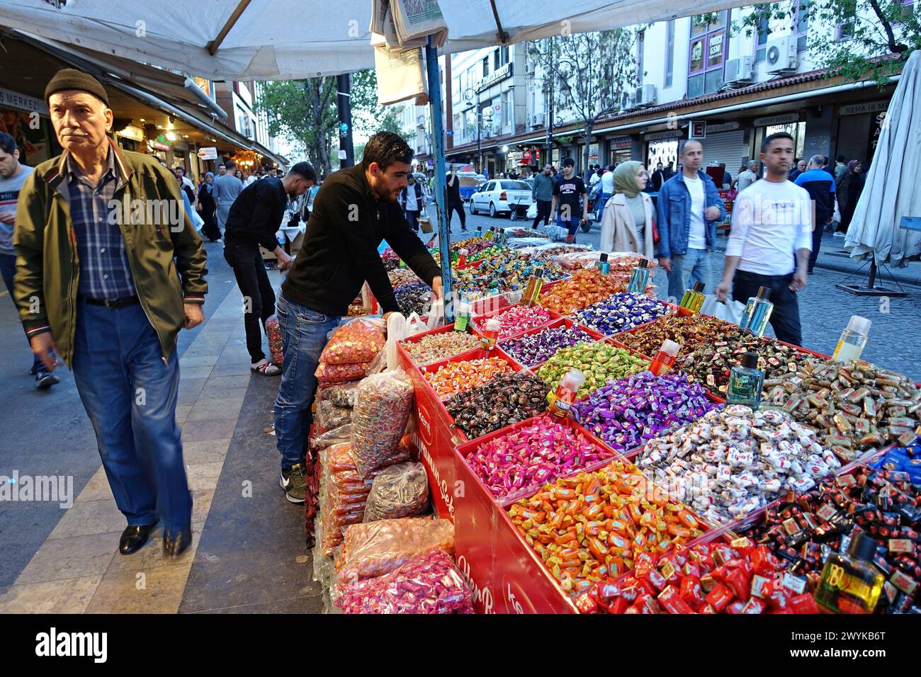 Diyarbakir, Türkei. April 2024. Süßigkeiten wurden auf dem Diyarbakir-Basar verkauft. In Diyarbakir, der historischen Stadt der Türkei, gibt es Einkaufsbummel vor Eid al-Fitr. Quelle: SOPA Images Limited/Alamy Live News Stockfoto