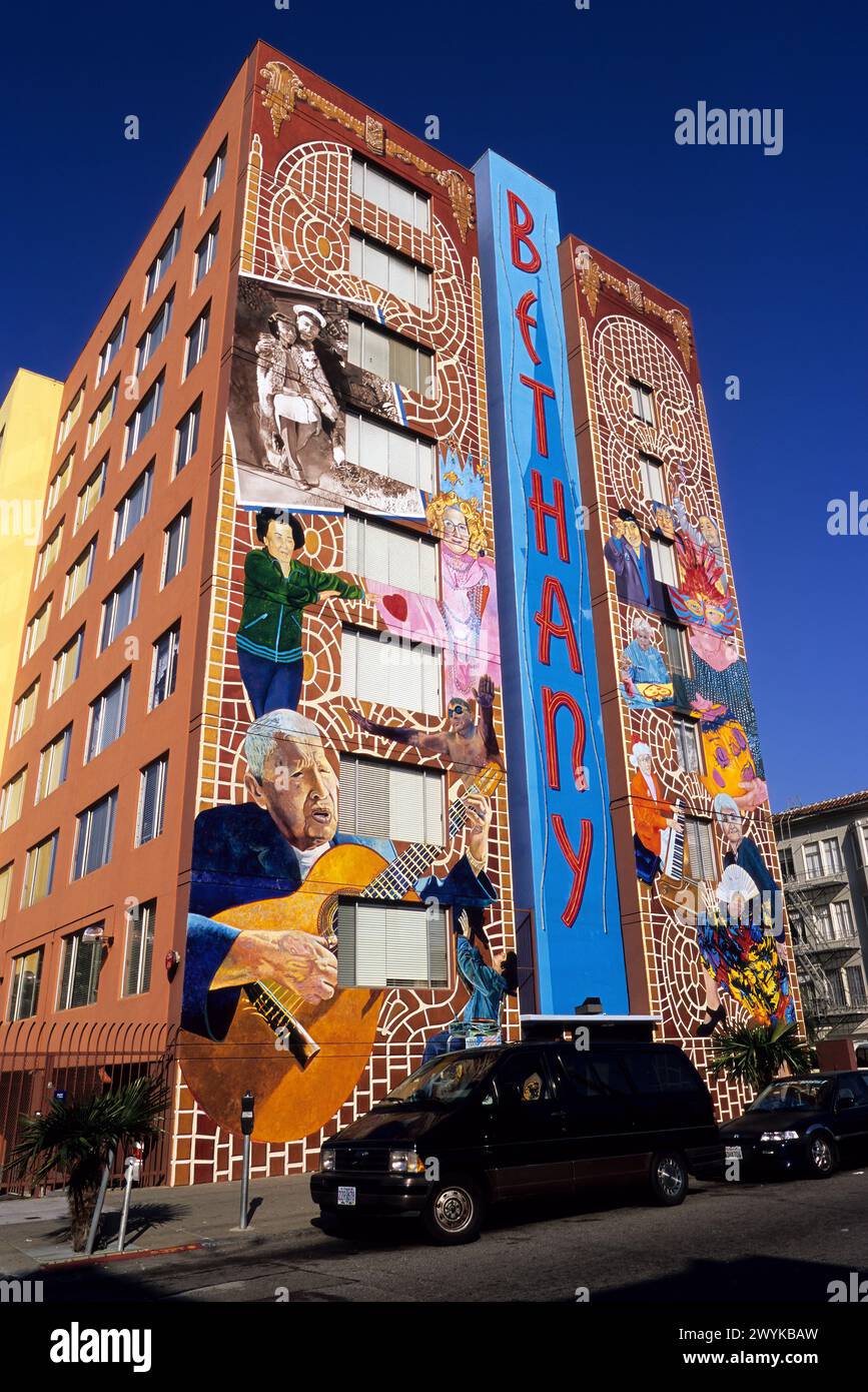 San Francisco, Kalifornien - Wandgemälde von Dan Fontes, Mission District, auf Einrichtung für betreutes Wohnen. Stockfoto