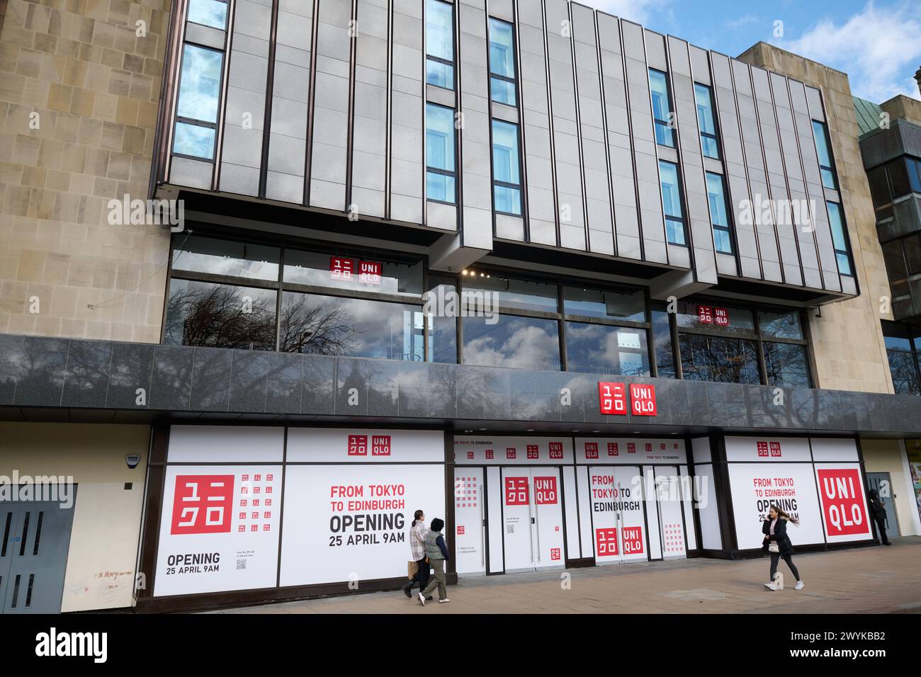Edinburgh Schottland, Vereinigtes Königreich 07. April 2024. Allgemeine Ansicht des Uniqlo Stores in der Princes Street vor seiner Eröffnung am 25. April 2024 Credit sst/Alamy Live News Stockfoto