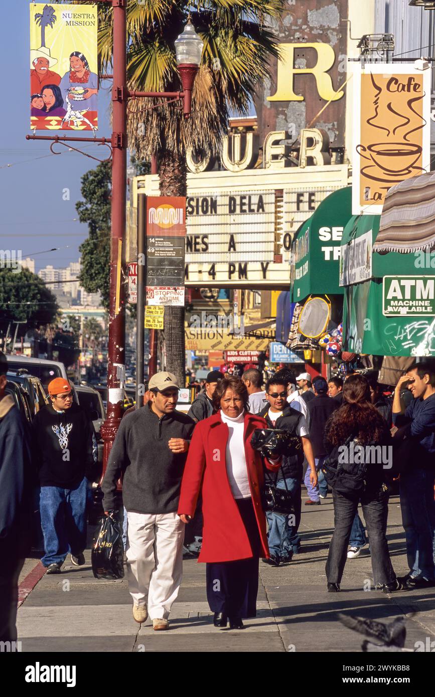 San Francisco, Kalifornien.  Mission Street Fußgänger, Mission District. Stockfoto
