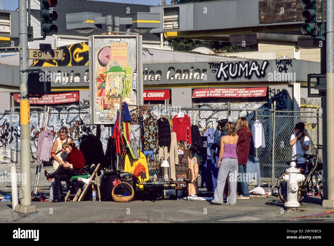 San Francisco, Kalifornien. Verkauf Von Gebrauchter Kleidung, Valencia Street, Mission District. Stockfoto