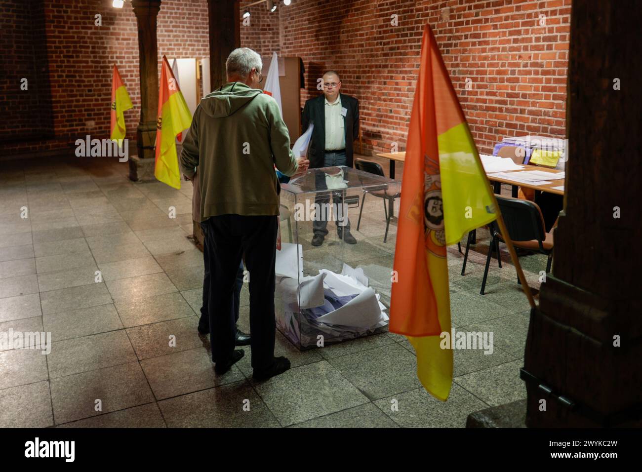 Breslau, Breslau, Polen. April 2024. Die Kommunalwahlen in WrocÅ‚aw sind im Gange. (Kreditbild: © Krzysztof Zatycki/ZUMA Press Wire) NUR REDAKTIONELLE VERWENDUNG! Nicht für kommerzielle ZWECKE! Quelle: ZUMA Press, Inc./Alamy Live News Stockfoto