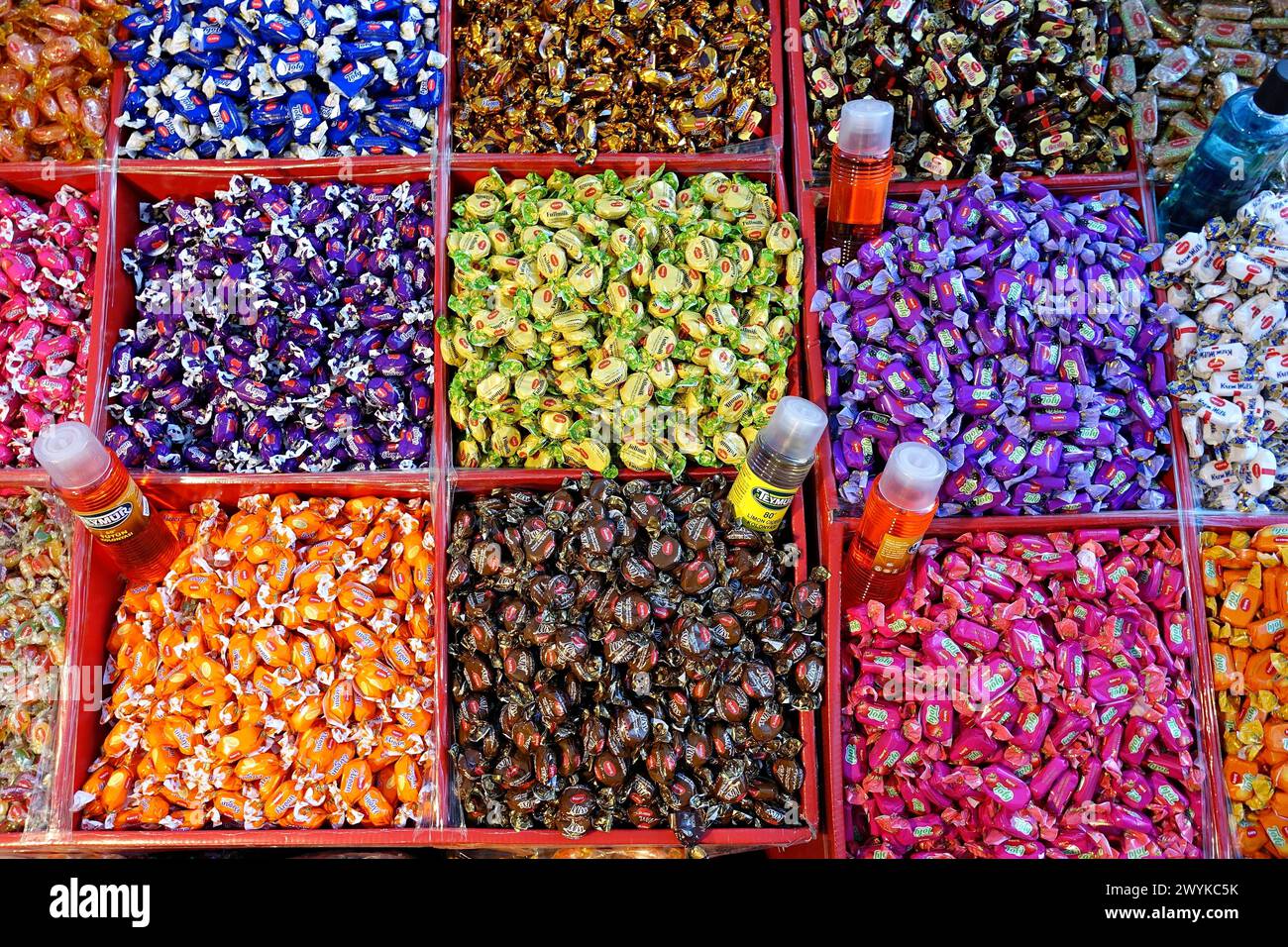 Diyarbakir, Türkei. April 2024. Süßigkeiten wurden auf dem Diyarbakir-Basar verkauft. In Diyarbakir, der historischen Stadt der Türkei, gibt es Einkaufsbummel vor Eid al-Fitr. (Foto: Mehmet Masum Suer/SOPA Images/SIPA USA) Credit: SIPA USA/Alamy Live News Stockfoto