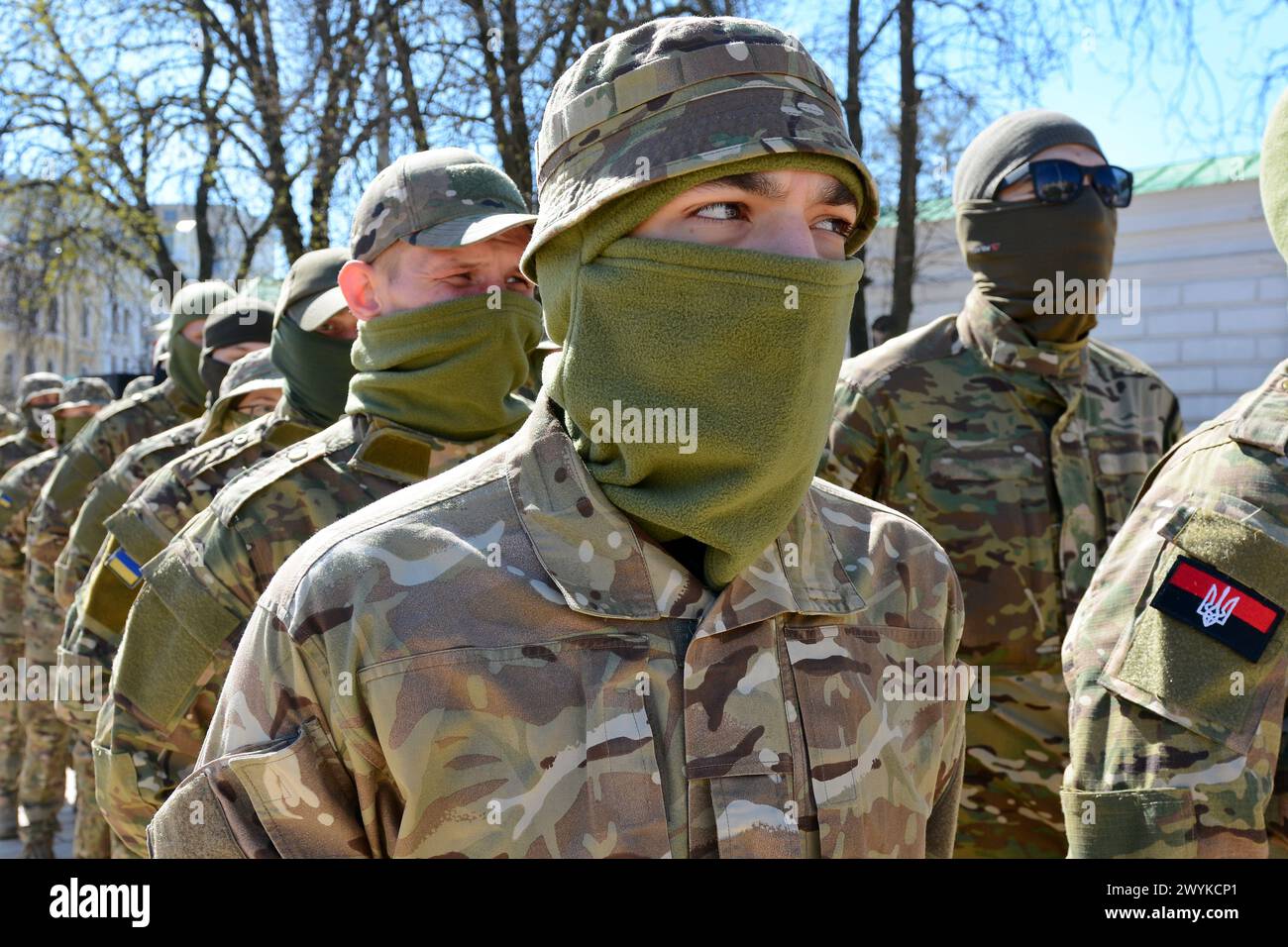 Kiew, Ukraine. April 2024. Rekruten in Militäruniform während einer Aktion "sei nicht still. Gefangenschaft tötet in Kiew. Verwandte und Freunde der Soldaten kamen, um auf das Militär aufmerksam zu machen, das sich noch immer in russischer Gefangenschaft befindet. Organisator der Kundgebung sind die Familien der vermissten Soldaten. (Foto: Aleksandr Gusev/SOPA Images/SIPA USA) Credit: SIPA USA/Alamy Live News Stockfoto