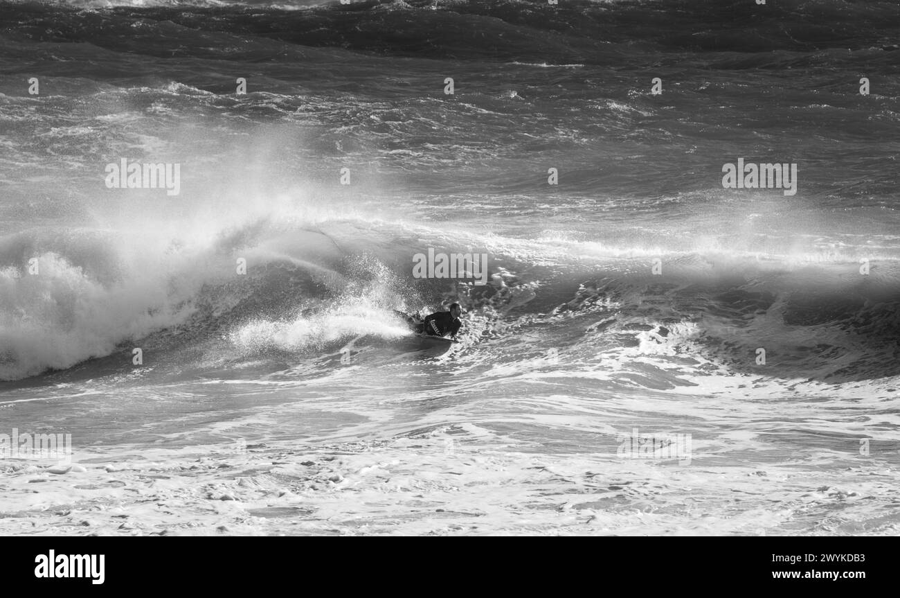 Wellenbretter oder Body Board Surfen in riesigen Breaks in Kynance Cove, Cornwall. Den Wellen trotzen. Stockfoto