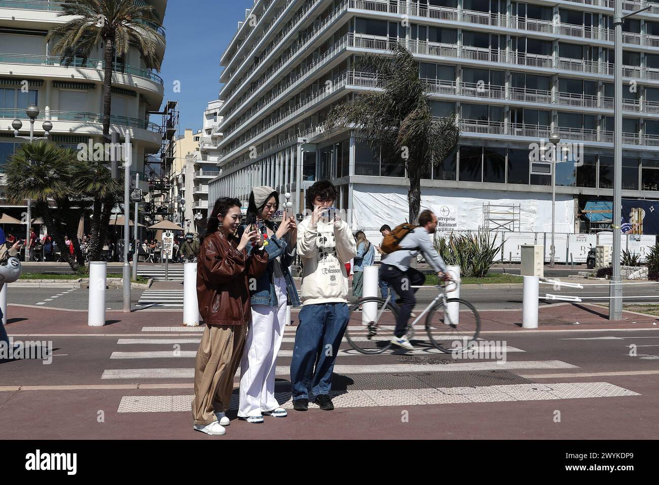 © Francois Glories/MAXPPP - 07/04/2024 besonders kühle Temperaturen am Wochenende der No Finish Line Nizza 2024, mit rekordverdächtigen Menschenmassen entlang der 5 Kilometer langen Promenade des Anglais, den privaten Stränden, die von Ost nach West verlaufen. Schön. Südfrankreich. Quelle: MAXPPP/Alamy Live News Stockfoto