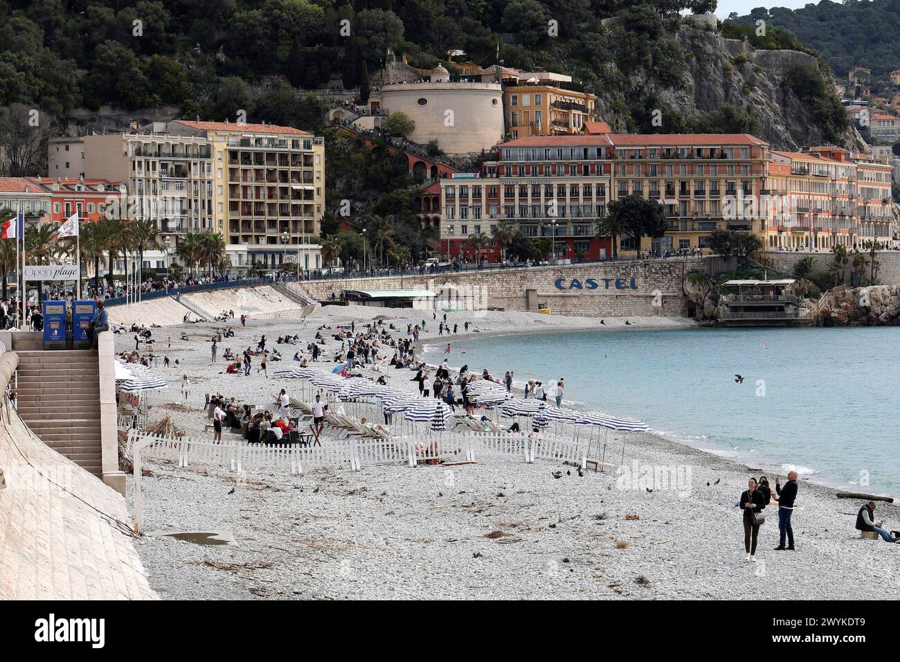 © Francois Glories/MAXPPP - 07/04/2024 besonders kühle Temperaturen am Wochenende der No Finish Line Nizza 2024, mit rekordverdächtigen Menschenmassen entlang der 5 Kilometer langen Promenade des Anglais, den privaten Stränden, die von Ost nach West verlaufen. Schön. Südfrankreich. Quelle: MAXPPP/Alamy Live News Stockfoto