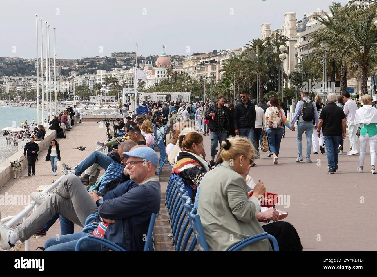 © Francois Glories/MAXPPP - 07/04/2024 besonders kühle Temperaturen am Wochenende der No Finish Line Nizza 2024, mit rekordverdächtigen Menschenmassen entlang der 5 Kilometer langen Promenade des Anglais, den privaten Stränden, die von Ost nach West verlaufen. Schön. Südfrankreich. Quelle: MAXPPP/Alamy Live News Stockfoto