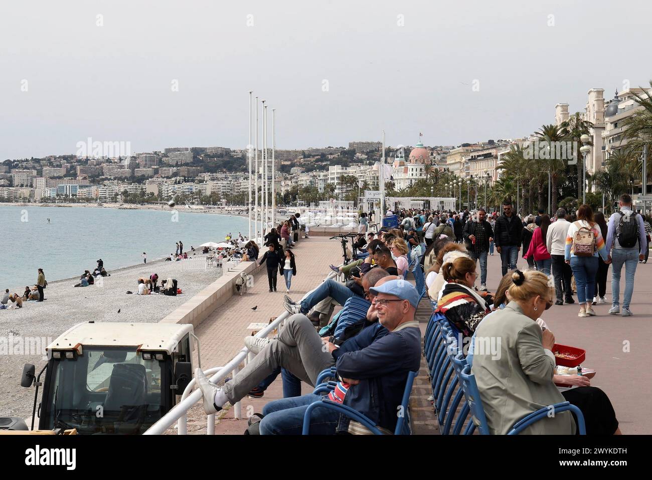 © Francois Glories/MAXPPP - 07/04/2024 besonders kühle Temperaturen am Wochenende der No Finish Line Nizza 2024, mit rekordverdächtigen Menschenmassen entlang der 5 Kilometer langen Promenade des Anglais, den privaten Stränden, die von Ost nach West verlaufen. Schön. Südfrankreich. Quelle: MAXPPP/Alamy Live News Stockfoto