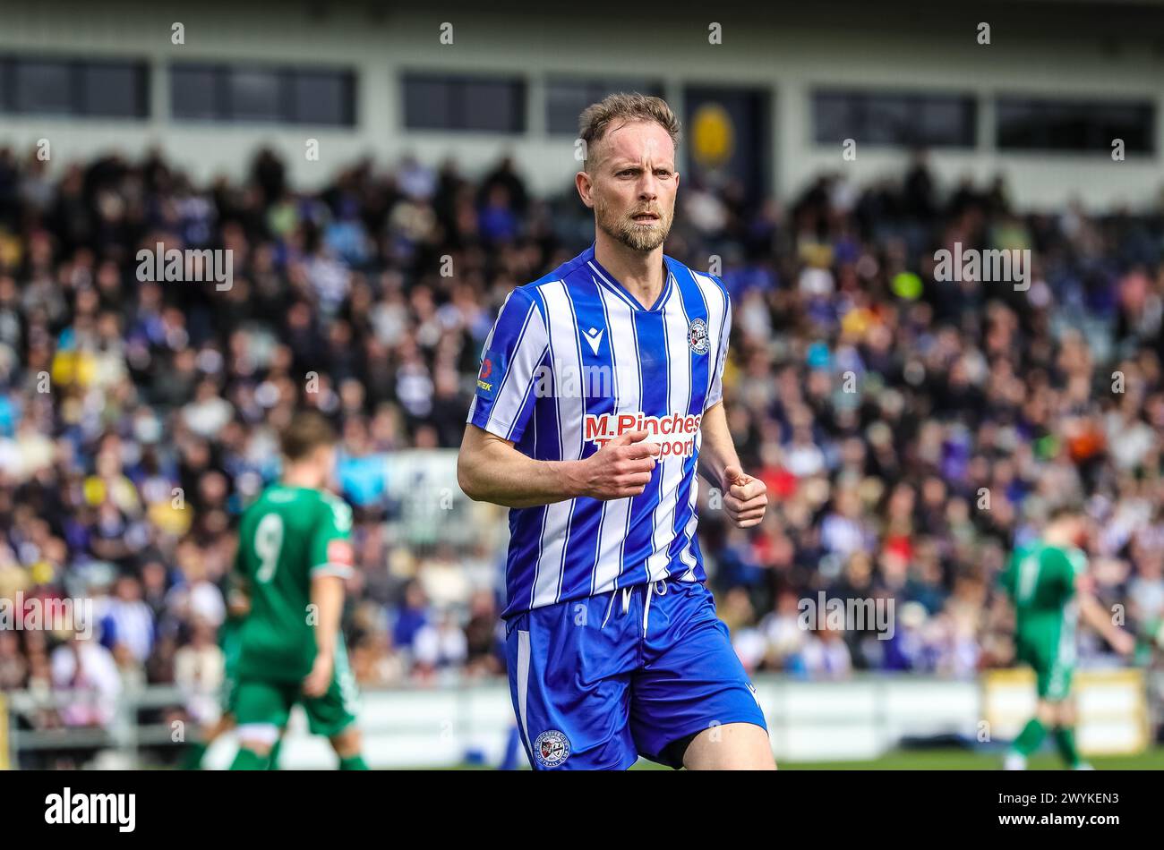 Worcester City Verteidiger Kirk Layton im Isuzu FA Vase Halbfinale 1. Legs gegen die Great Wakering Rovers am 6. April 2024. Stockfoto