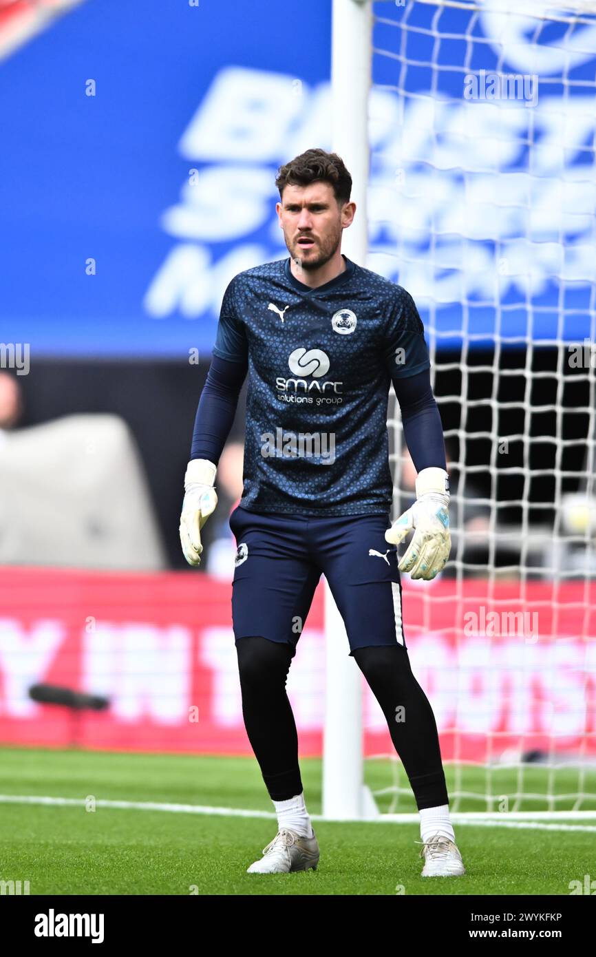 Torhüter Jed Steer (21 Peterborough United) wärmt sich während des EFL Trophy Matches zwischen Peterborough und Wycombe Wanderers im Wembley Stadium, London, am Sonntag, den 7. April 2024 auf. (Foto: Kevin Hodgson | MI News) Credit: MI News & Sport /Alamy Live News Stockfoto