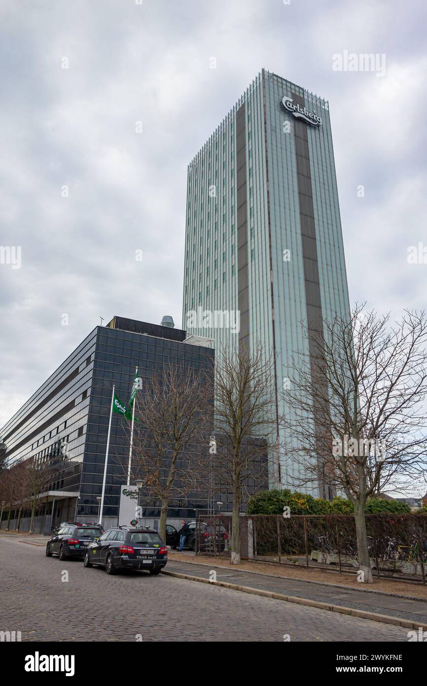 KOPENHAGEN, DÄNEMARK - 29. OKTOBER 2014: Turm der Carlsberg Brauerei in Kopenhagen, Dänemark, Museum für Bier und Taxiwagen Stockfoto