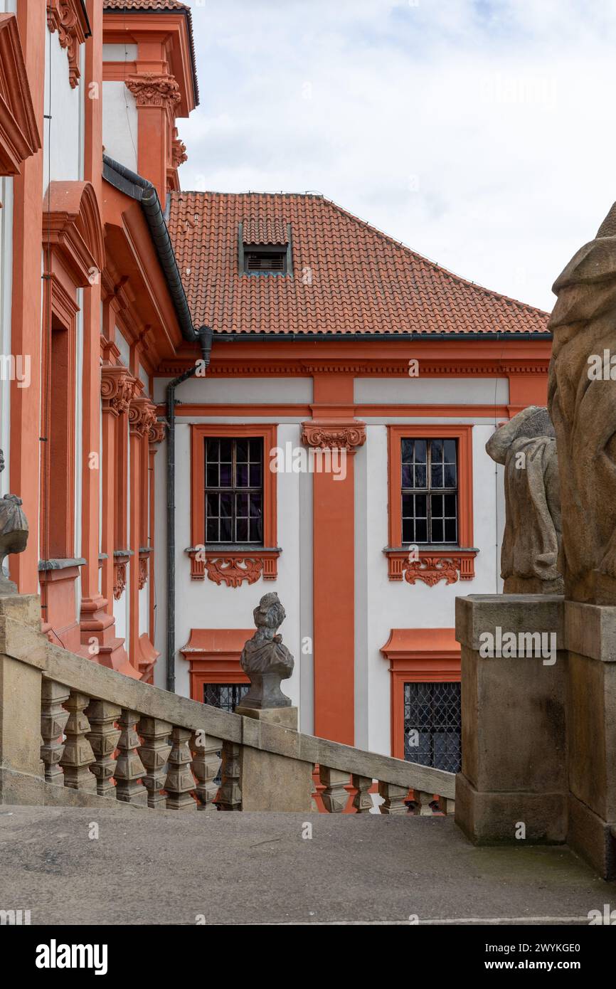 Kunstvolle Balustrade und Statue der Burg Troja Stockfoto